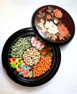 新年少不了肉干、烧肉、年饼、糖果等应节食品，要不吃坏身体，必须懂得节制。（龙国雄摄）